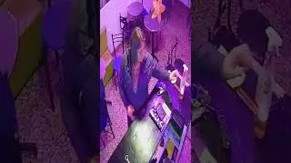 Momento en que mujer escopolamina a hombre en un bar
