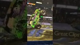 #monstertruck two wheels skills show #shorts #eterno #monsterjam #stunt #skills #motorsport