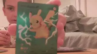 Roc Tube,Obre cartes Pok&eacute;mon.