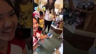 Ashley như lạc v&agrave;o nh&agrave; của Mickey Mouse