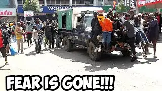 FEAR IS GONE!! Protesters Dang&egrave;rously Climb and Hang Onto Police Vehicle During MAANDAMANO in Nakuru