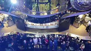 MSC Seaside : spectacle dansant et chantant dans l'atrium