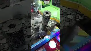 incre&iacute;ble gana jugando m&aacute;quina empuja monedas gana un premio o las monedas que subsecuentente caen
