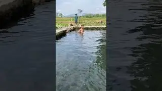 Mandi di Telaga Biru