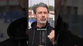 Should you hold your racquet tight or loose? ✊ Discover the impact on power and control!