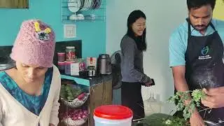 Fun time with the students in the kitchen 😀 #campuslife #campusfun #entertainingvideos