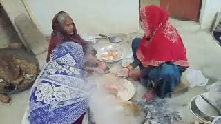 Khichdi per nirahua banaa raha hai 🙏🙏🙏