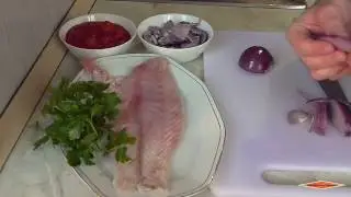 Filetto di persico con pomodorini e cipolla rossa