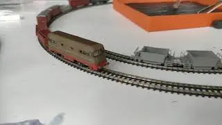 FS D342 in scala Z che tira treno merci.