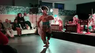 Mike Wardi with the Gamelan ensemble Wiludyeng in Beksan Topeng Gunungsari mask dance.