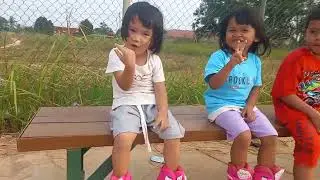 bersepatu roda gembira