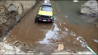 RC Rock Crawler adventure solo trail , almost fail