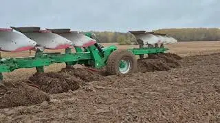 Десятикорпусный плуг (Минойты) работает по схеме on land (по полю)