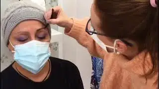 Maquillar las cejas durante la quimioterapia. Cáncer de mama.
