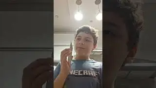 Colocando o Galaxy A04 dentro do freezer com água salgada da praia 