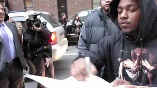 Rapper Kendrick Lamar signing autographs at Letterman.  E1autographs