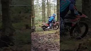 I think he does it perfect!👍 #enduro #style #crosscountry #perfect