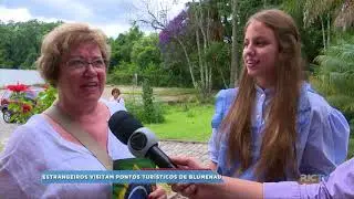 Estrangeiros visitam pontos turísticos de Blumenau