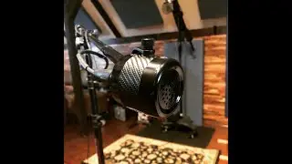 Keio Stroud demos the SOLOMON PhōnFreq LoFi mic in his personal studio in Nashville TN.