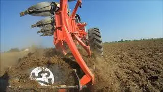Nouvelle charrue Grégoire Besson R6 avec Valtra N143