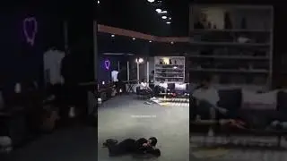 Пока Тэхён исполнял песню 