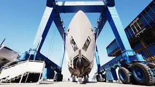 Il varo del terzo scafo di Custom Line Navetta 38