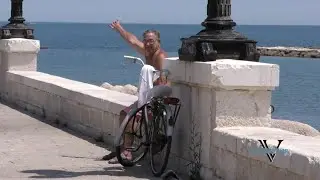 Bari a torso nudo, l'ex imbianchino saluti i turisti: 