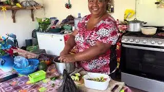 Asiendo un delicioso almuerzo y nutritivo 