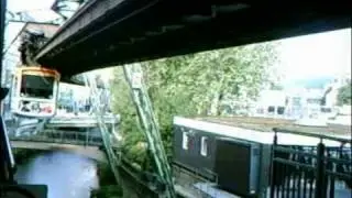 Die Schwebebahn am Wuppertaler Hbf mit KAISERWAGEN