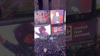 Thousands of Jewish teens SING Shema in Time Square (CTeen) & Lipa Schmeltzer.