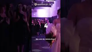 Wer wird die n&auml;chste Braut? Brautstrau&szlig;werfen auf der deutsch-russischen Hochzeit.#tamada