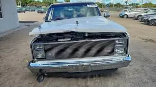 Chevrolet Squarebody 383 1985 года выпуска, повреждение левой передней части, выставлен на аукцио...