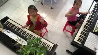 Khánh Ngọc và Thu Ngân song tấu.