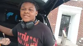 Delon is vloging with his new tripod ( number 4)