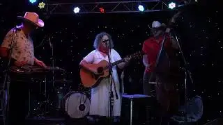 The Cartwheels are Golden Guitar winners Wendy Phypers & Dave Patterson.video C0045