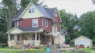 Semi truck crashes into Oakfield home, driver injured