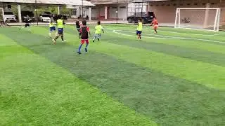 Teknik stop ball kepala, screening, umpan terobosan Messi bocil. Berbuah gol 