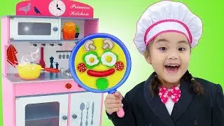 Annie Pretend Playing in Restaurant with Kitchen Toys for Kids