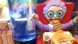 Greedy Granny Goliath ❤️❤️❤️ Jelly fish lamp 🛋️🛋️🛋️