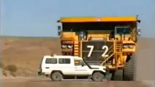 Auto wird von Muldenkipper &uuml;berfahren / dump truck runs over car