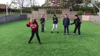 fem drenge danser til Weekend hver dag