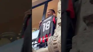👕 Christopher Nkunku shows his shirt to the Milan fans! ❤️🖤