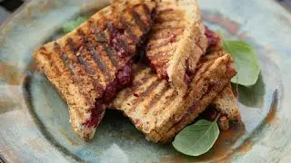 #ad HOW TO: Blackberry and Cheese Toastie with Ian Haste!