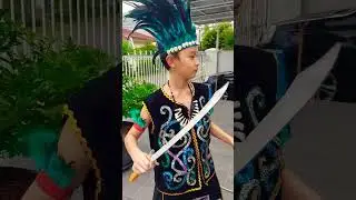 pakai kostum adat dayak #indonesia