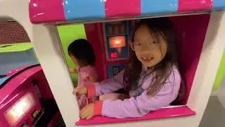 Mila & Ryan play at indoor playground in Vancouver  The world of Kidtropolis : kids pretend