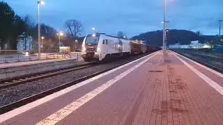 Stadler Eurodual 6000 HHPI 20-02 (90 80 2159 202-1 D-RCM) mit Holzzug durch Meschede am 10.04.2021