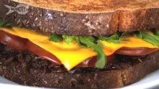 Веганский рецепт: суп с жареным сыром и томатами