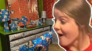 WRAPPING HER ROOM IN WRAPPING PAPER | Vlogmas Day 8