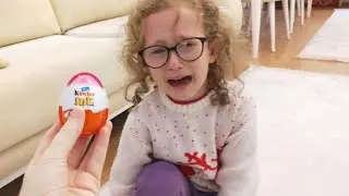 Banu Alya ve Bahara Annesi Kinder Joy S&uuml;priz Yumurta Aldı Sakladı Banu Alya ve Bahar Bulmaya &Ccedil;alıştı