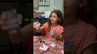 A PESSOA MAIS SORTUDA DO MUNDO ABRINDO PACOTINHO DE FIGURINHAS DA COPA